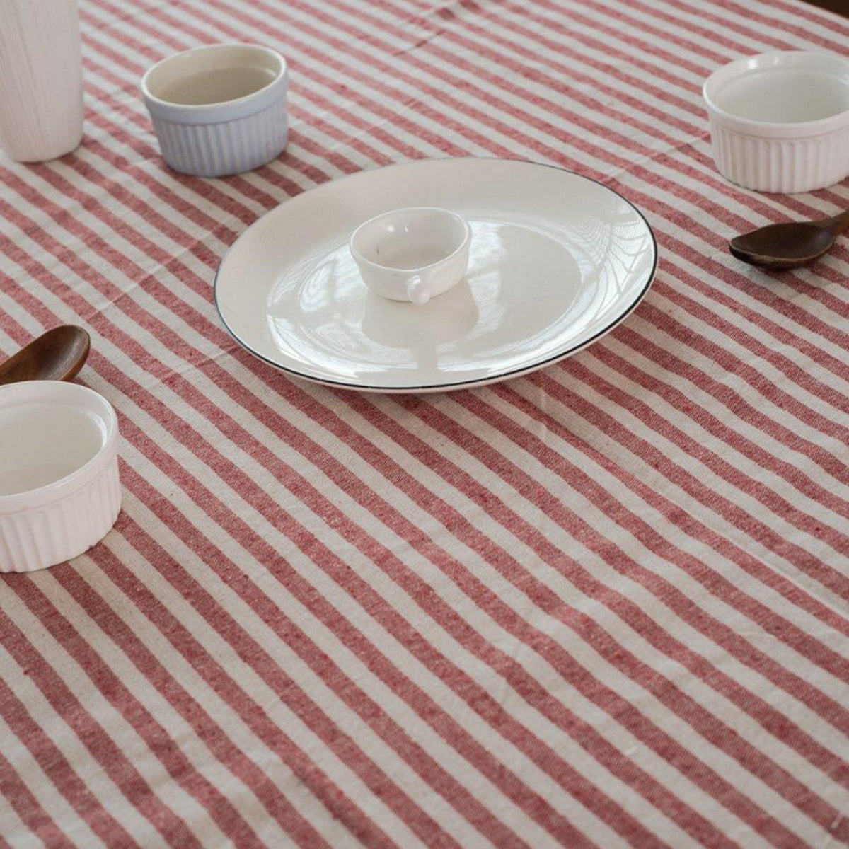 Gestreifte Tischdecke rot-weiß 140x220 cm – Baumwolle & Leinen
