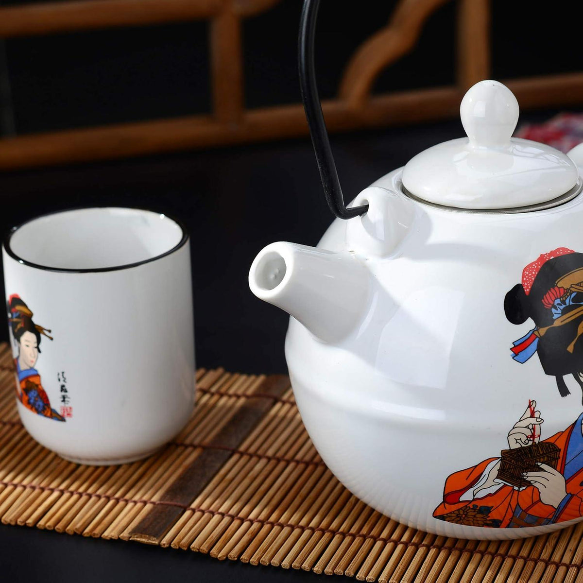 Japanisches Porzellan Teeset mit Teekanne, Teetassen, Edelstahl Teesieb - Weiß, Kabuki Dekor