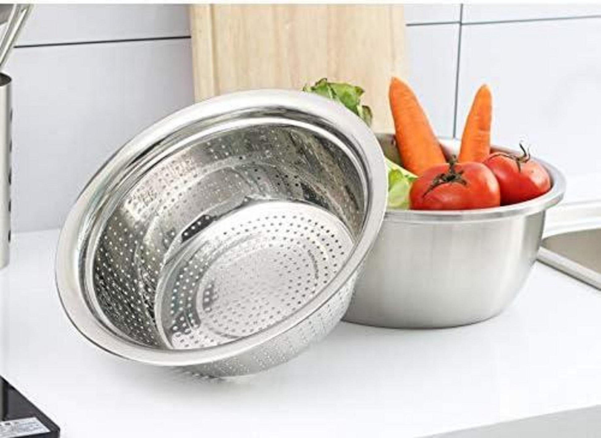 Hochwertiges Edelstahl Seiher & Schüssel Set 26cm - Stapelbar, Salatschüssel