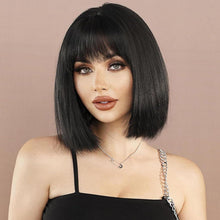 Kurze schwarze Bob Perücke mit Pony – Synthetisch & Vielseitig