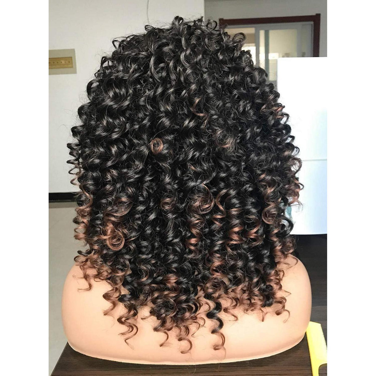 Lockige Afro-Perücke mit Pony – Ombre Braun, Hitzebeständig