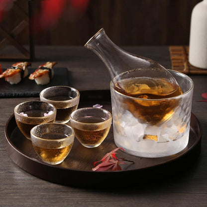 Japanisches Sake-Set für 4 Personen mit Goldverzierung