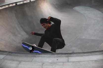 Skateboard Blitz 31x8 Zoll 8-lagiges Ahornbrett symmetrisch geneigt