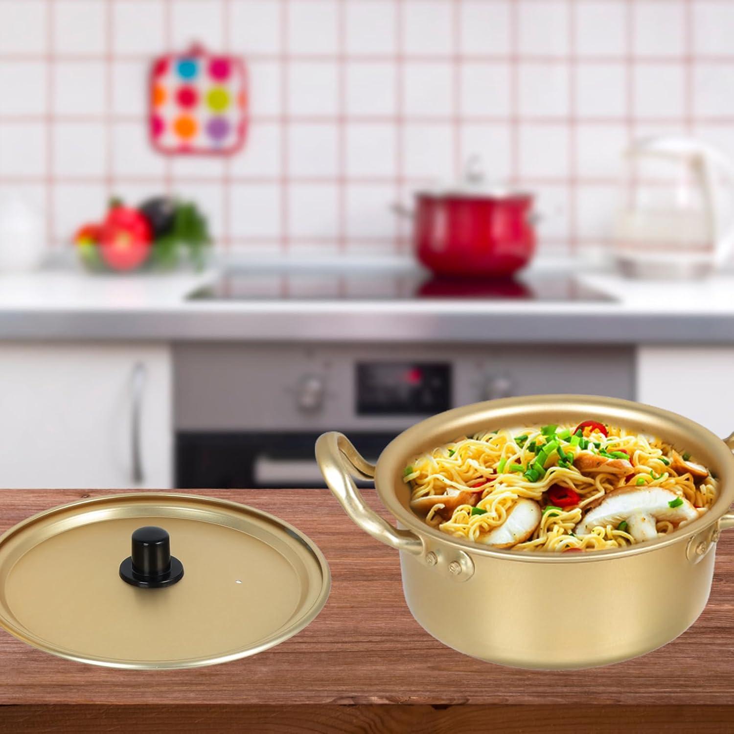 Koreanischer Ramen Nudeltopf mit Stäbchen und Löffel
