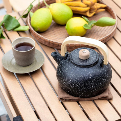 Gusseisen-Teekanne mit Infuser, 1300ml, Holzgriff
