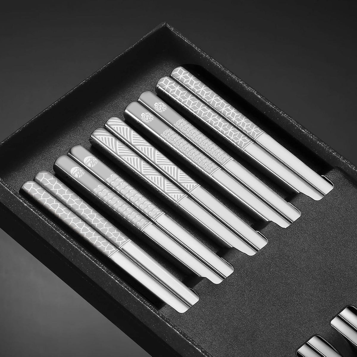 Edelstahl Essstäbchen Set | Lasergraviert, Titanbeschichtet, 5 Paar