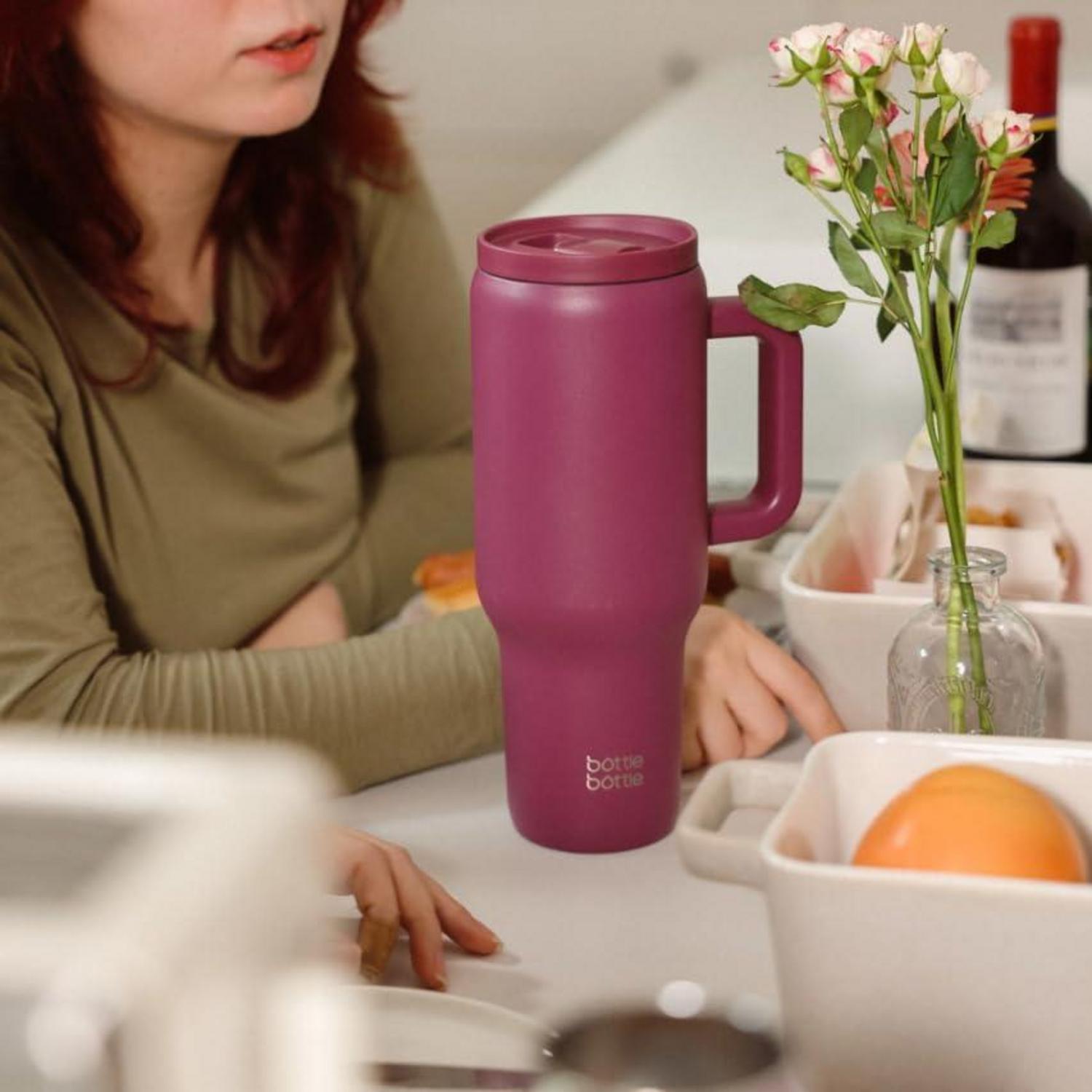 Isolierter Kaffeebecher aus Edelstahl 1,2 l mit Griff und Strohhalm in