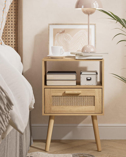 Handgefertigter Rattan Beistelltisch mit Holzschubladen