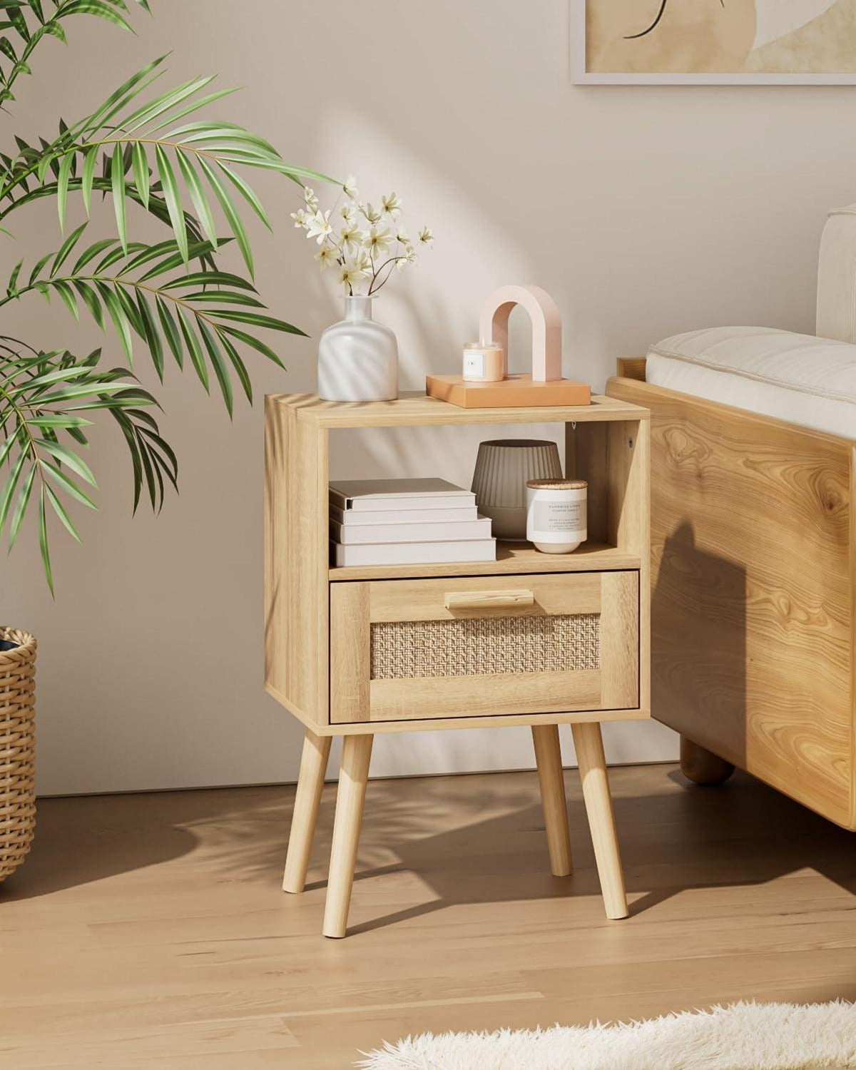 Handgefertigter Rattan Nachttisch mit Schubladen und Holzakzent, Gelb