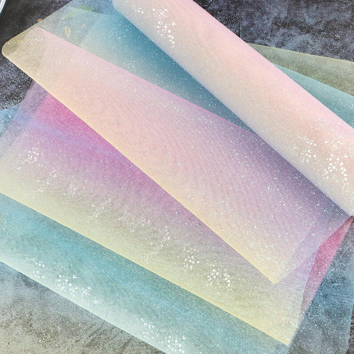 BETESSIN Tischläufer Regenbogen Glitzer 30cm x 9m für DIY Projekte
