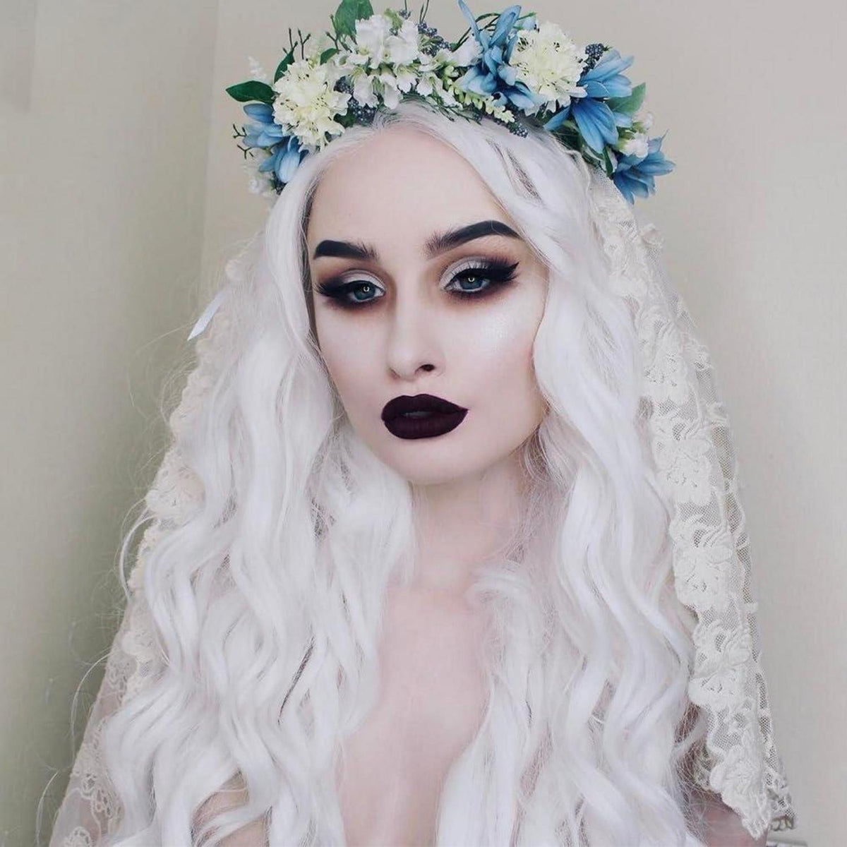Lange gewellte weiße Anime Cosplay Perücke 60cm