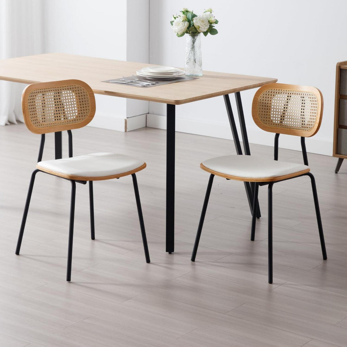 Gepolsterte Esszimmerstühle 2er Set Weiß mit Rattan Rückenlehne