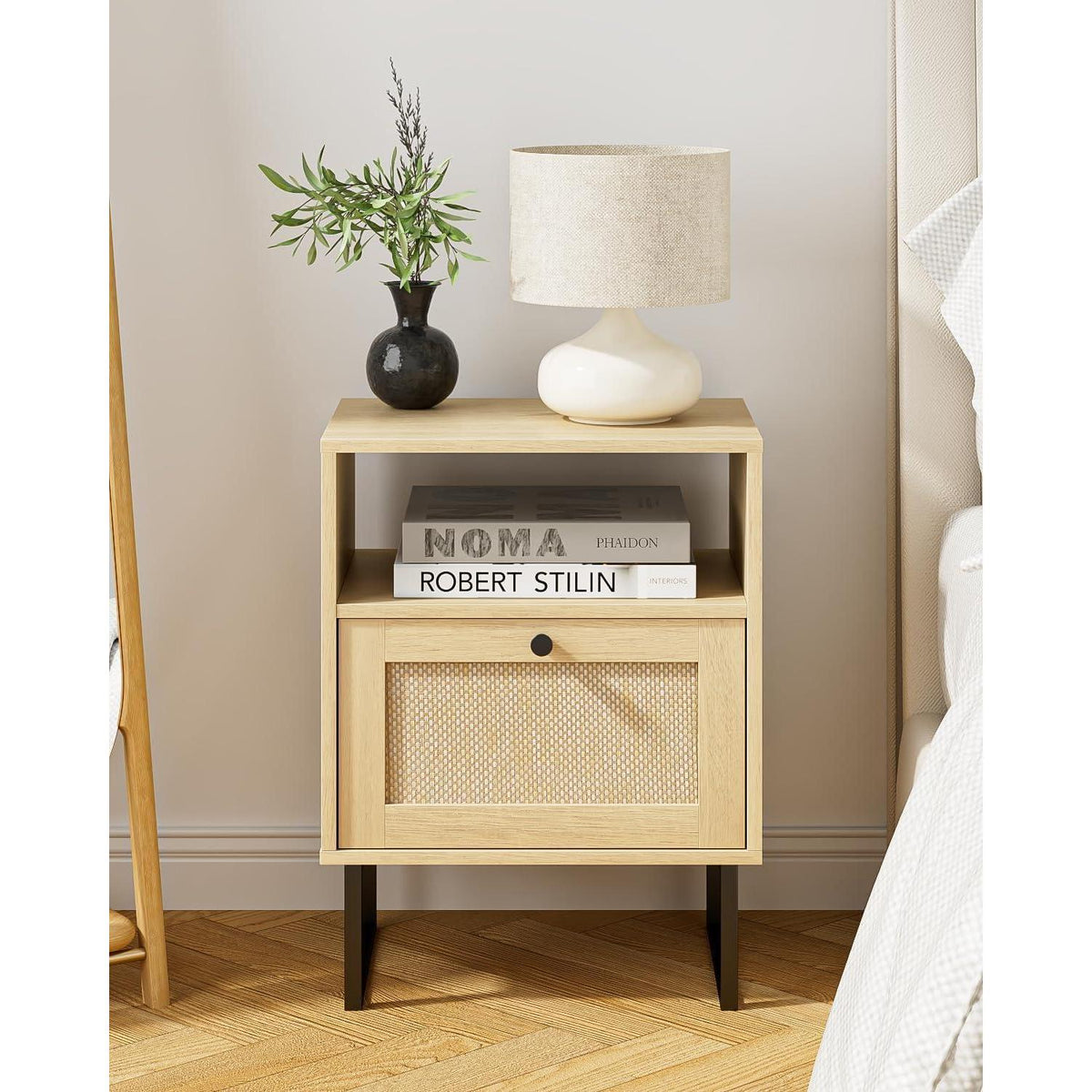 Boho Nachttisch aus Rattan mit Eichenregal und Schublade