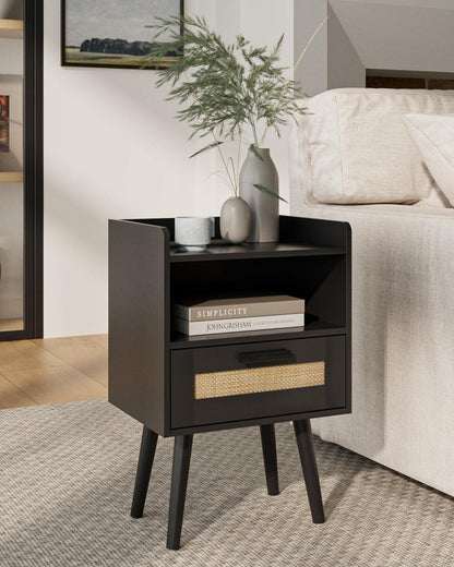 Rattan Nachttisch mit Schublade und Holzbeinen Schwarz