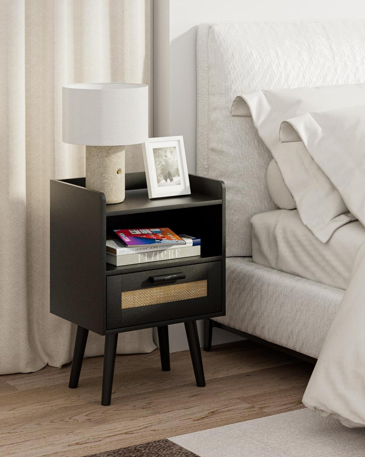 Rattan Nachttisch mit Schublade und Holzbeinen Schwarz