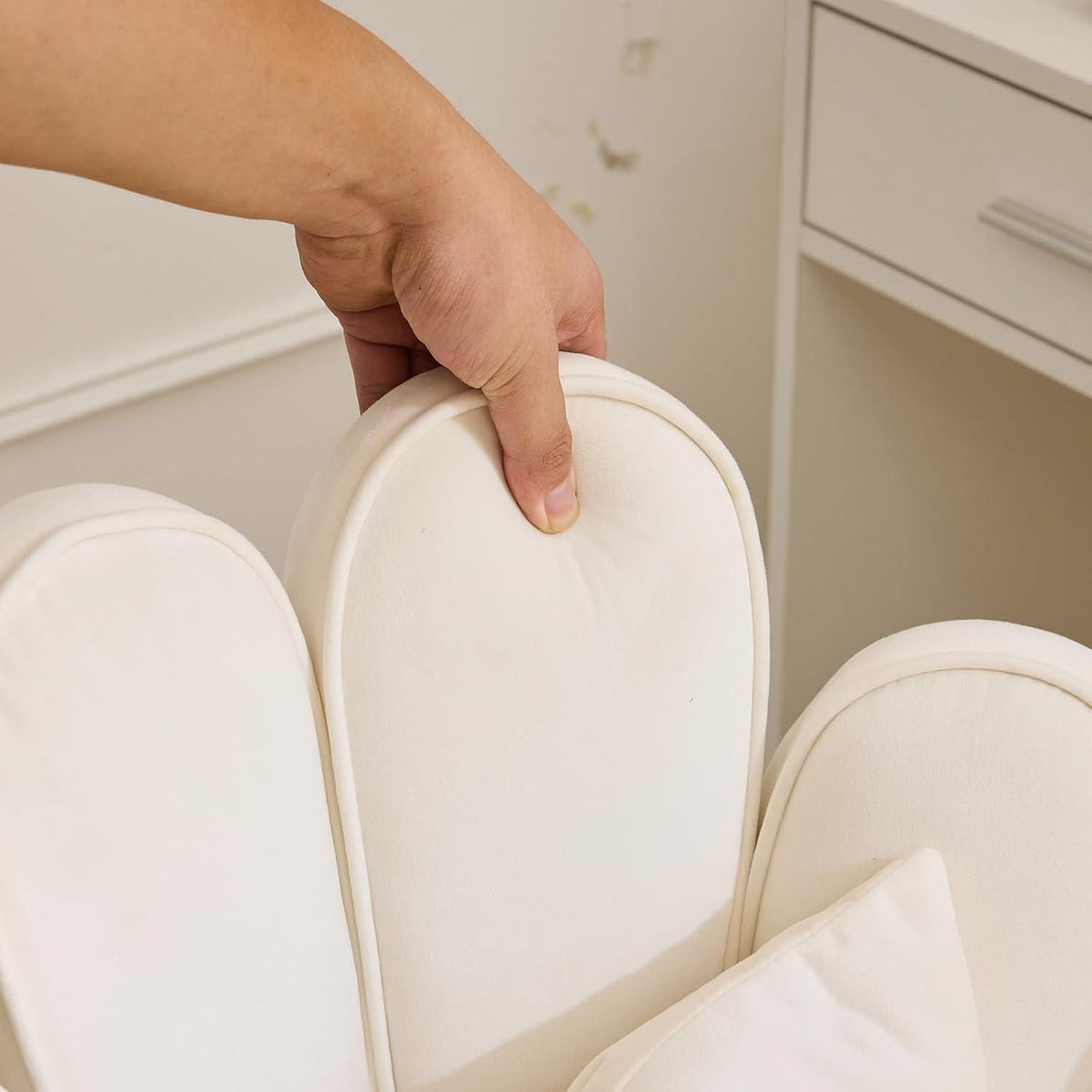 Samt Sessel mit Fußstütze – Weiß, Petal Rückenlehne