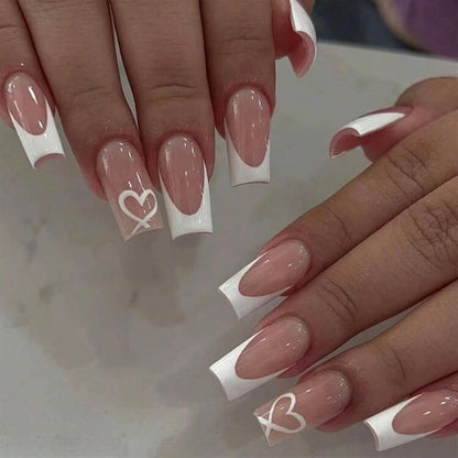 Weiße French Tip Press On Nägel mit Herz - Sarg Design Mittel
