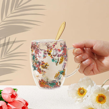 Doppelwandige Kaffeetasse mit getrockneten Blumen – Teetasse mit Griff
