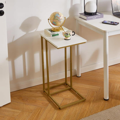 C-förmiger Beistelltisch mit weißer Tischplatte und goldenen Metallbeinen