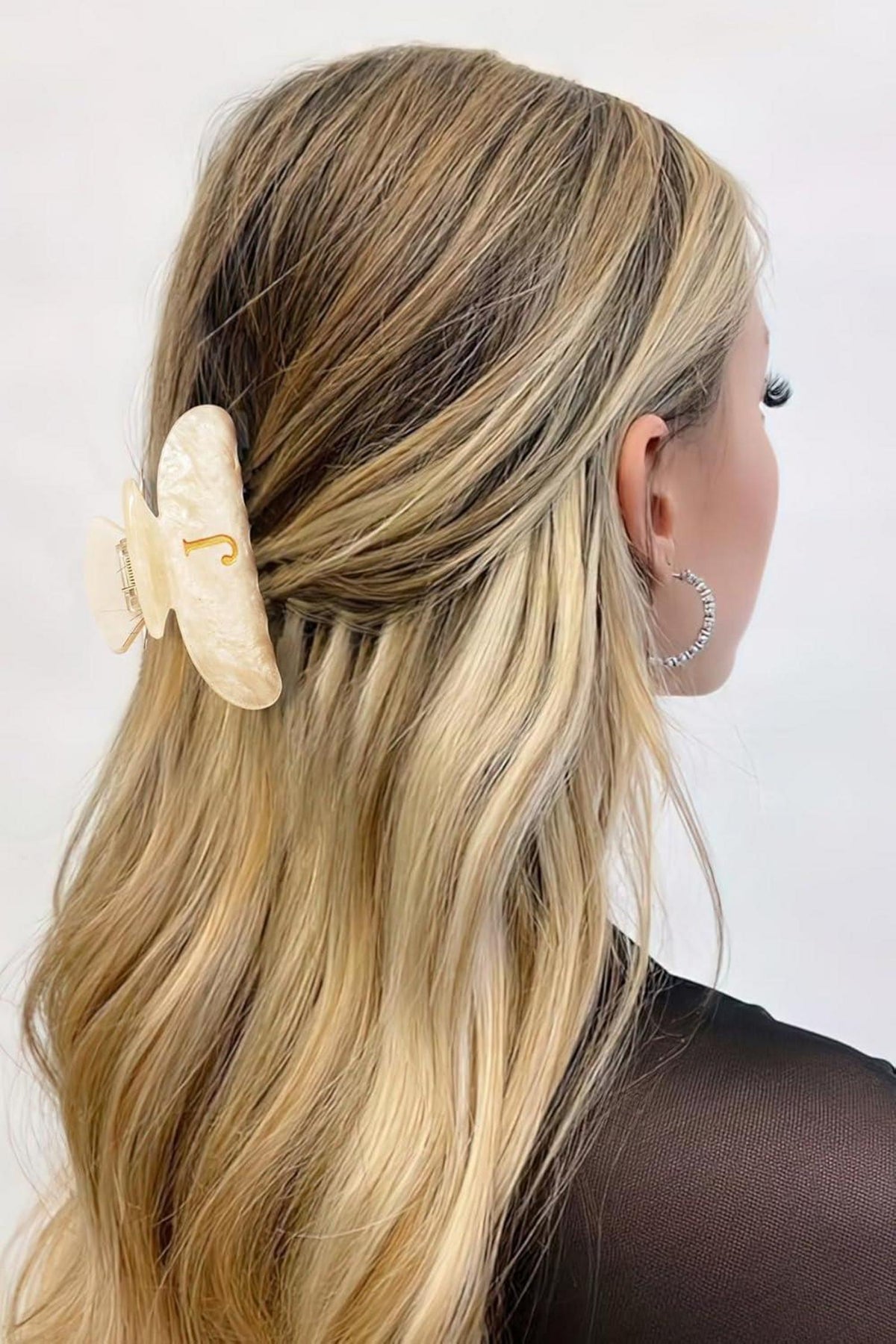 Elegante Damen Haarklammer Buchstabe J Acryl Gold-Detail Beige