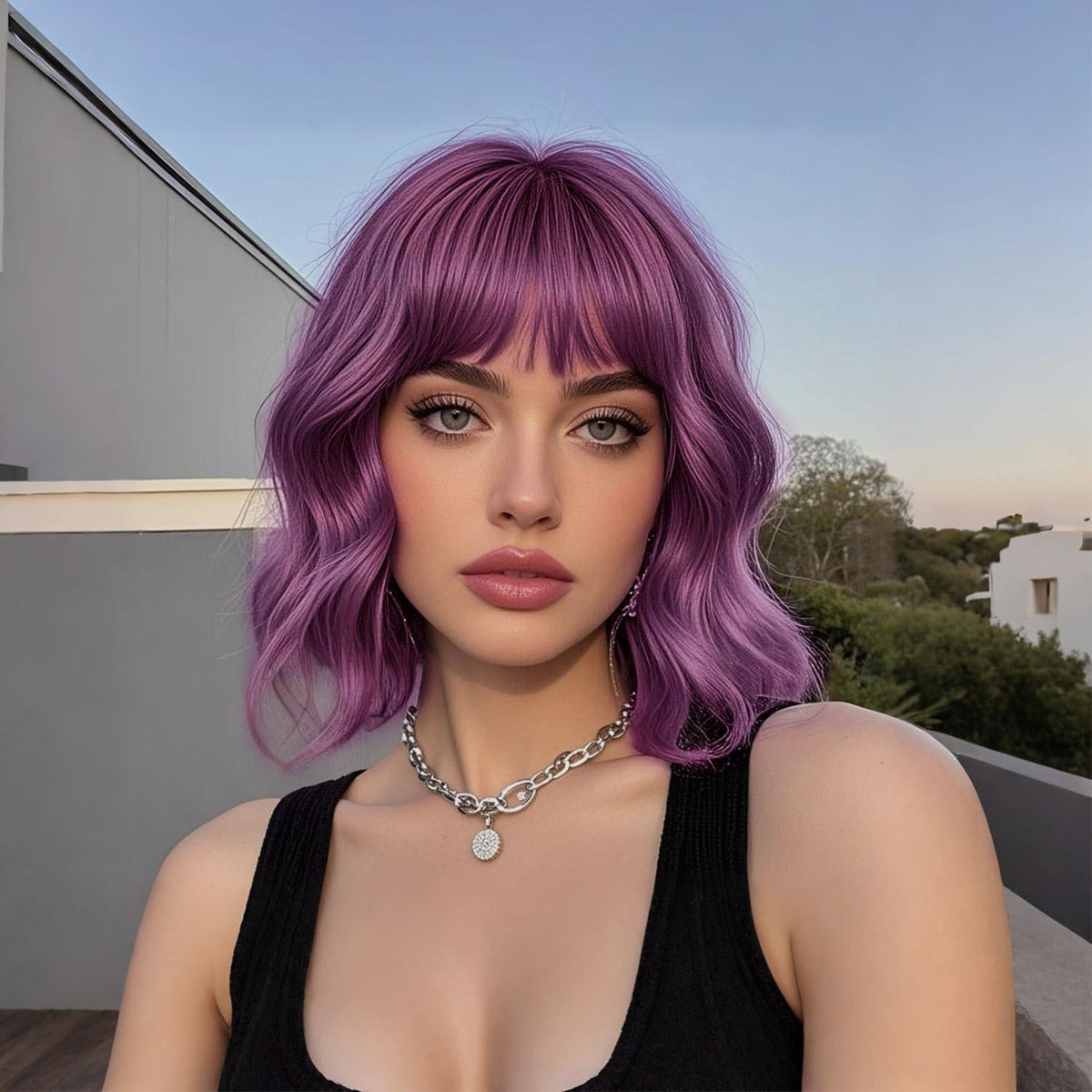 Lila Bob Perücke mit Pony – Lockig, Schulterlang, Synthetisch