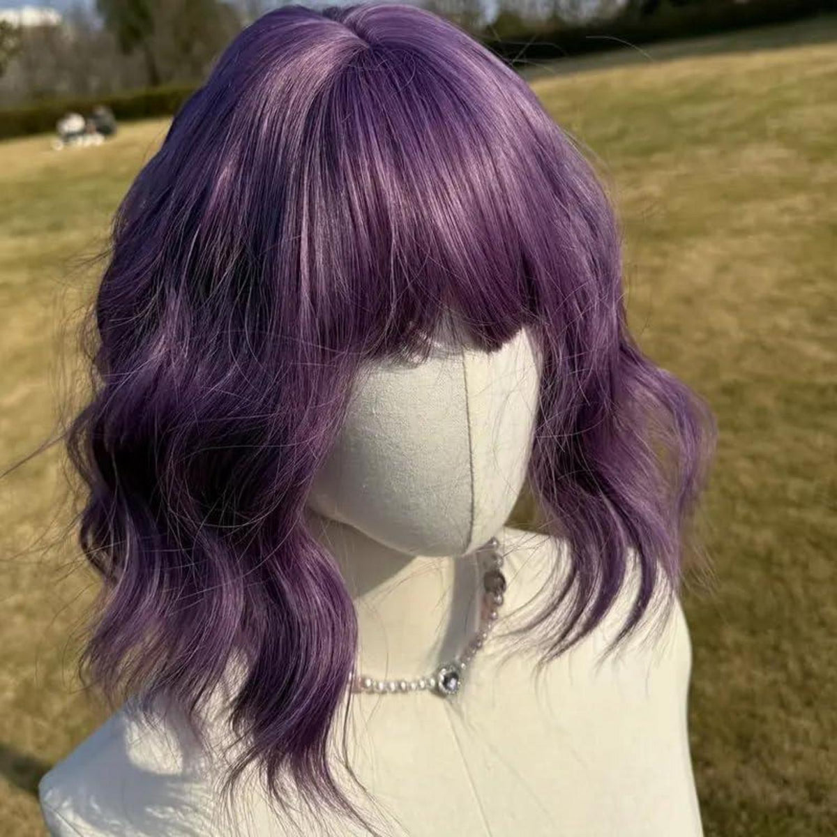 Lila Bob Perücke mit Pony – Lockig, Schulterlang, Synthetisch
