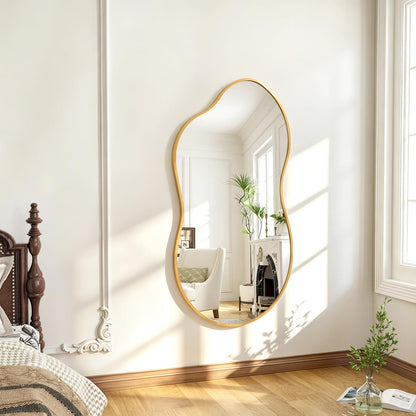 Großer Asymmetrischer Wandspiegel mit Goldrahmen – Modern & Dekorativ