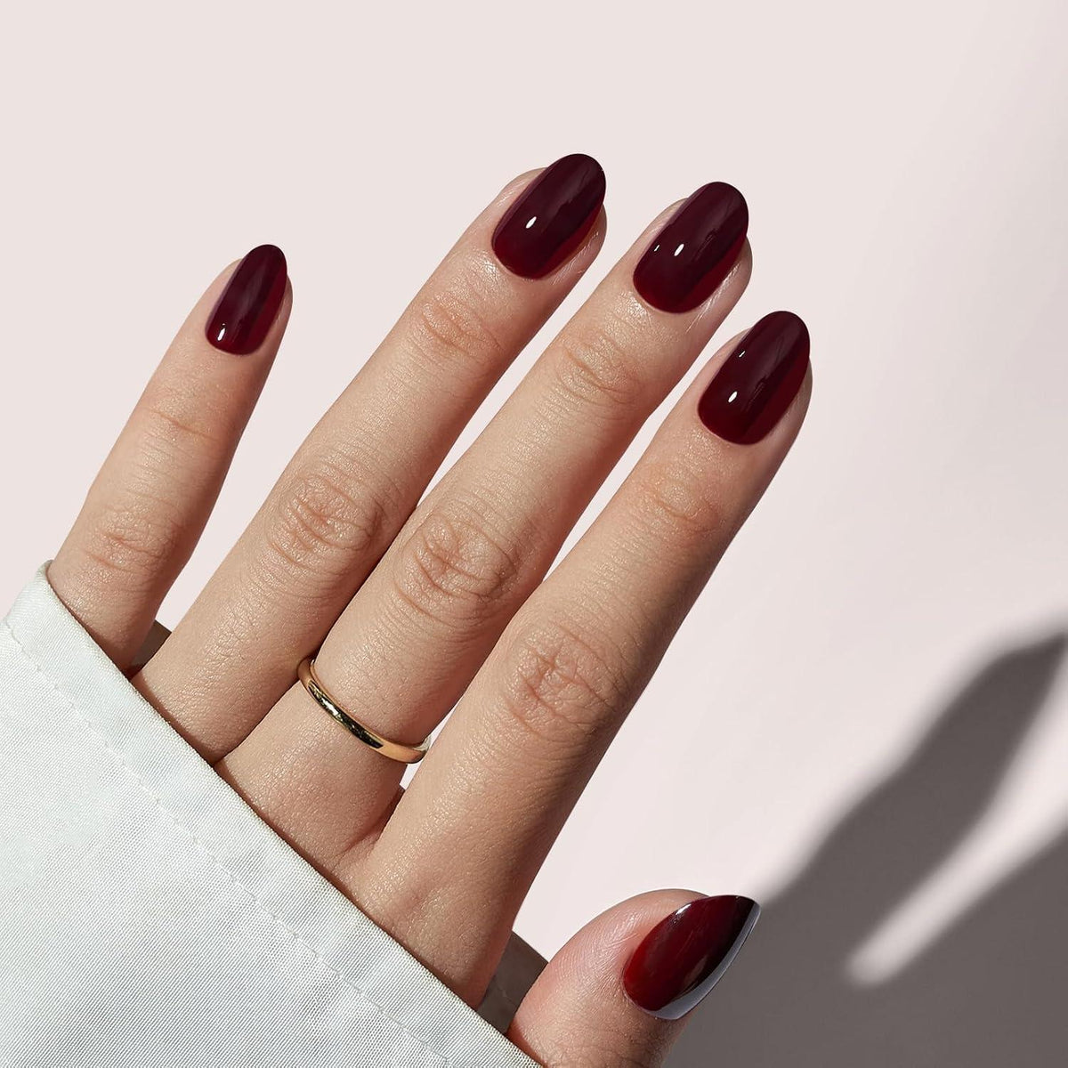 Dunkelrote Press On Nails - Kurze, ovale Fake Nails mit Kleber