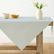 Hellblaue Tischdecke gestreift 100x100 cm – Modern & Pflegeleicht