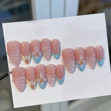 Blaue Almond Press on Nails mit Blumen & Perlen Design