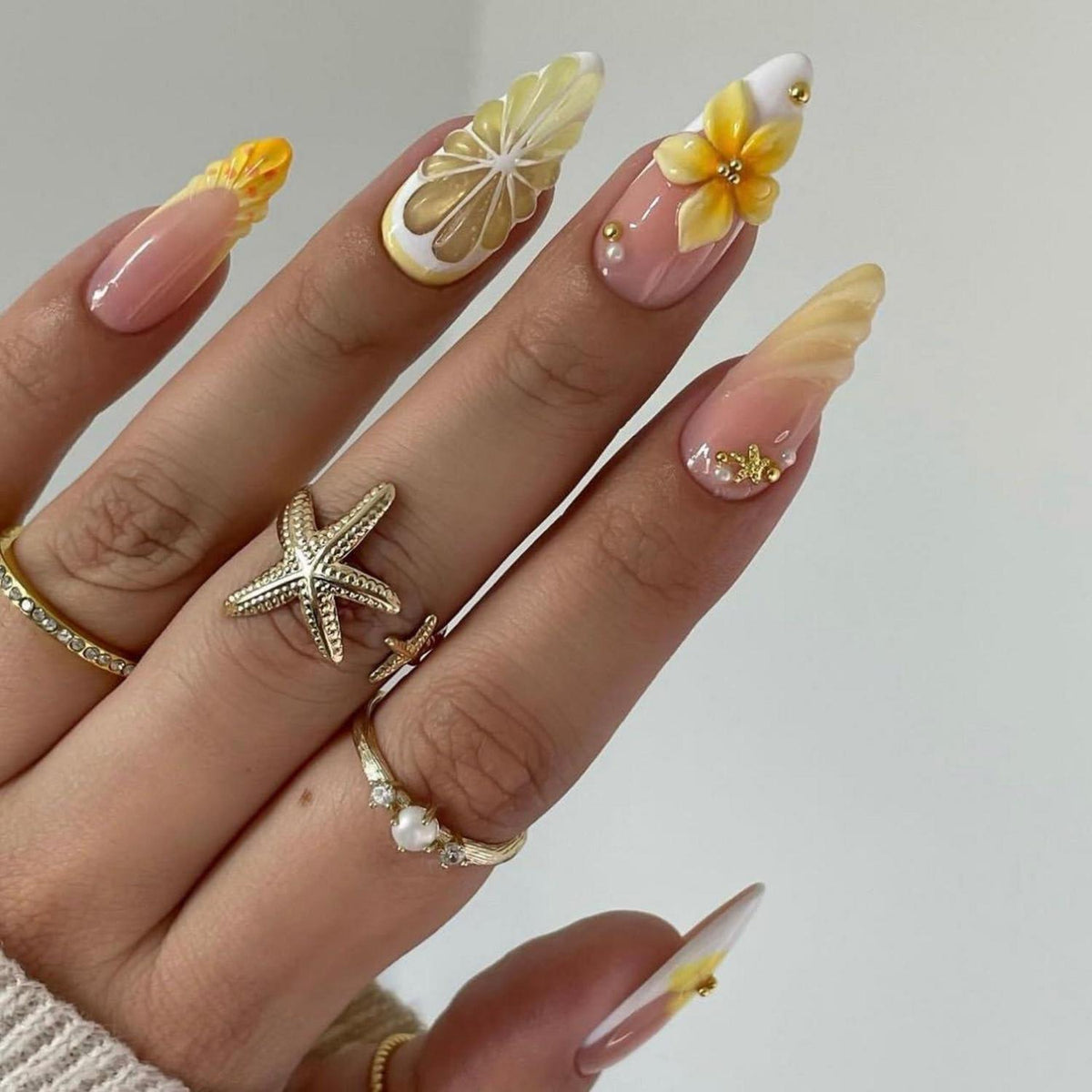 MouyouGlow Press on Nails Weiß French mit Blumen & Perlen Design