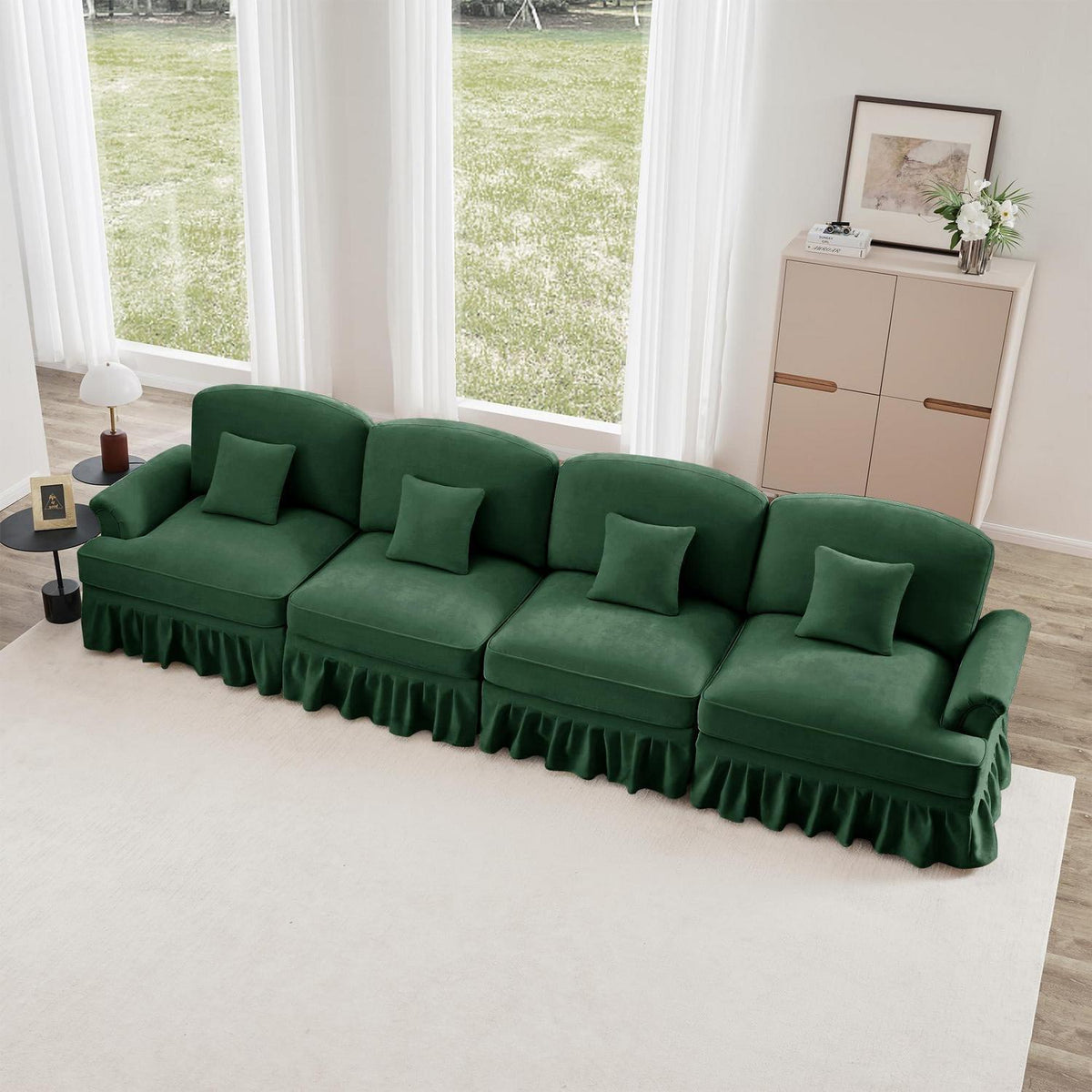 4-Sitzer Sofa Mittelalter-Modern, Grün mit Rüschenschürze & Kissen