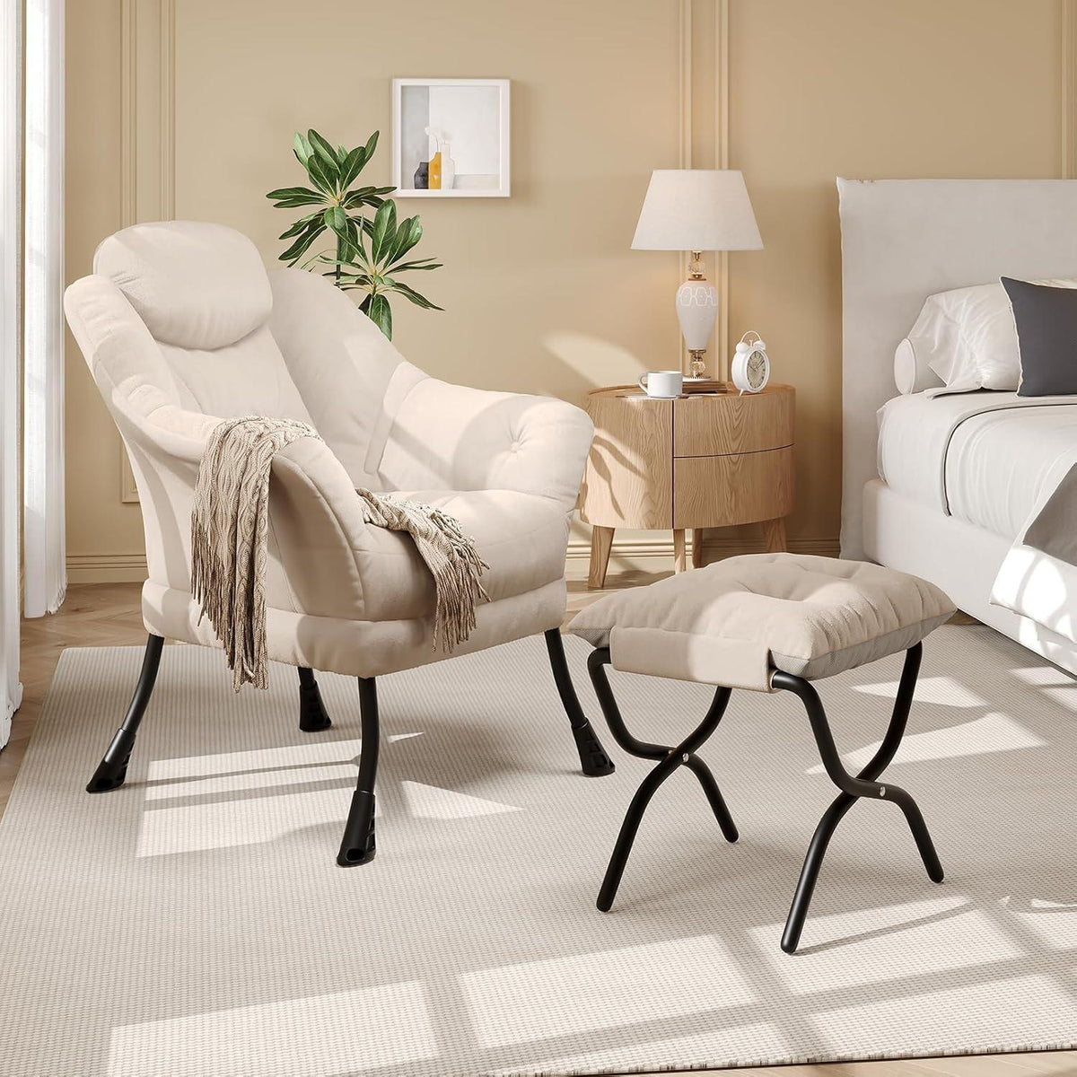 Bequemer Sessel mit Hocker – Modernes Lounge-Design in Beige
