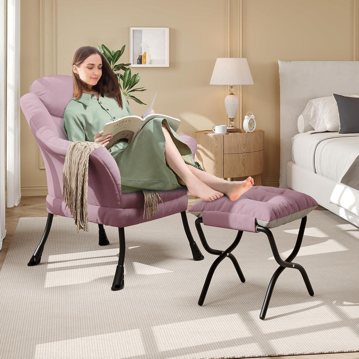 Bequemer Sessel mit Hocker – Modernes Lounge-Design in Rosa