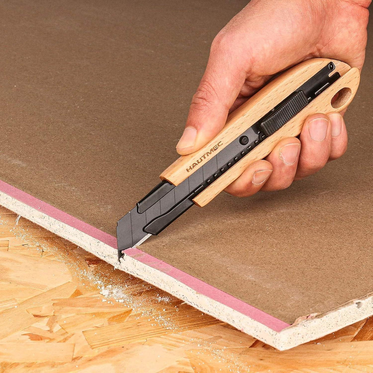 Teppichmesser mit einziehbarer Klinge und Holzgriff