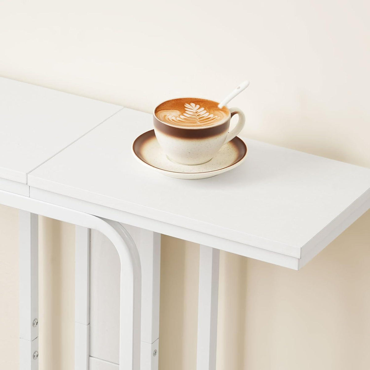 Weißer Konsolentisch mit geometrischem Gestell – Flurtisch & Sideboard
