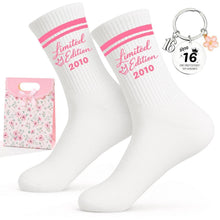16. Geburtstag Geschenkset Mädchen – Baumwollsocken & Schlüsselanhänger 2010