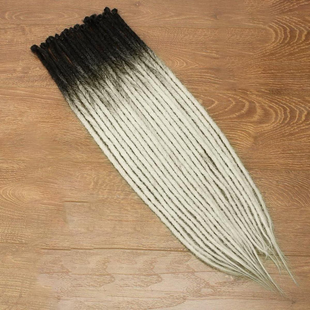 24 Zoll Dreadlock Extensions – Handgefertigte Locs Schwarz zu Platin